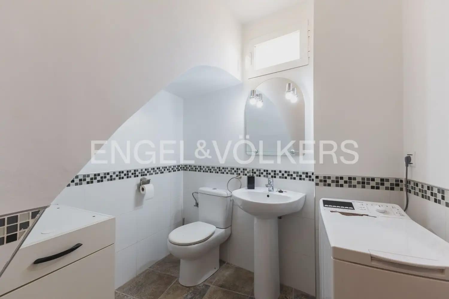 5 bedroom Townhouse for sale in Villar del Arzobispo with pool - € 270,000 (Ref: 9898137)