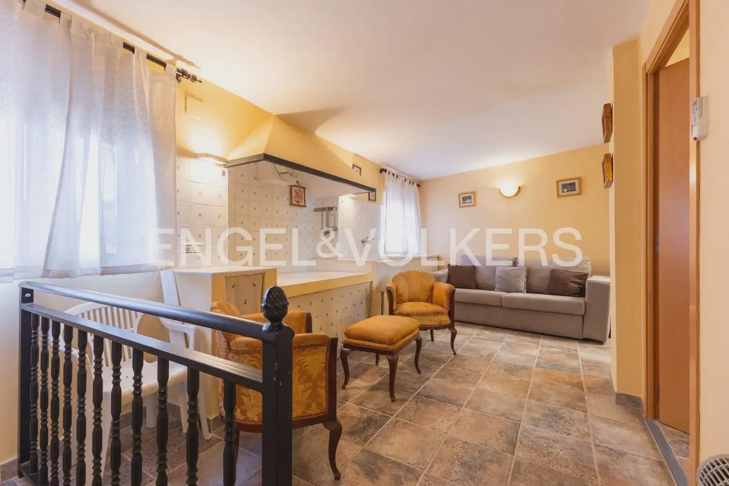 5 bedroom Townhouse for sale in Villar del Arzobispo with pool - € 270,000 (Ref: 9898137)