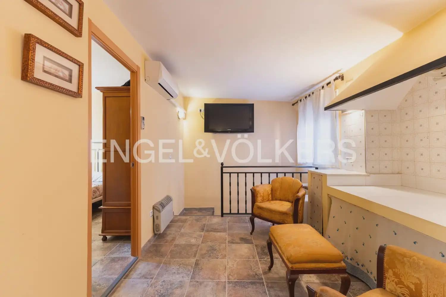 5 bedroom Townhouse for sale in Villar del Arzobispo with pool - € 270,000 (Ref: 9898137)