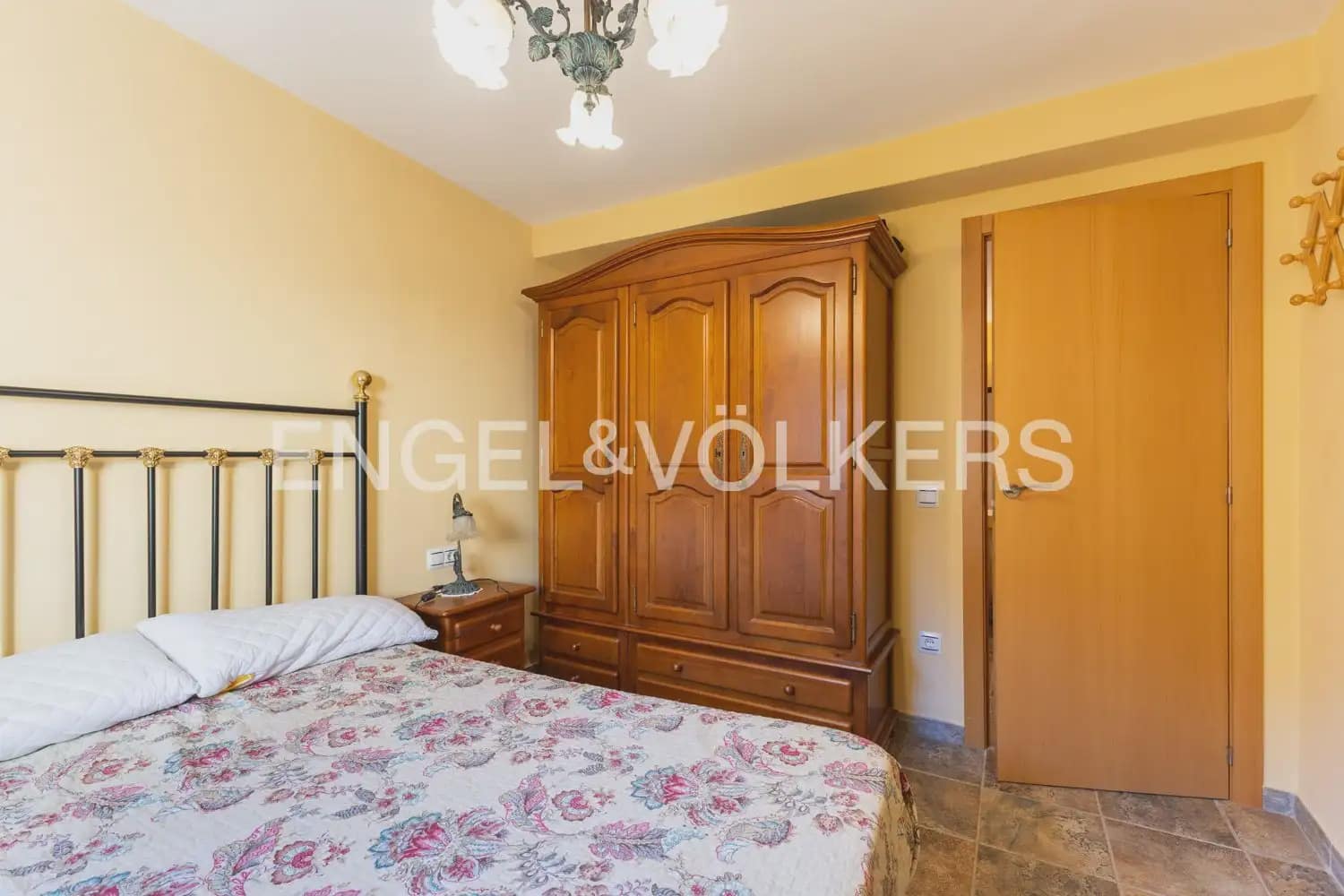 5 bedroom Townhouse for sale in Villar del Arzobispo with pool - € 270,000 (Ref: 9898137)