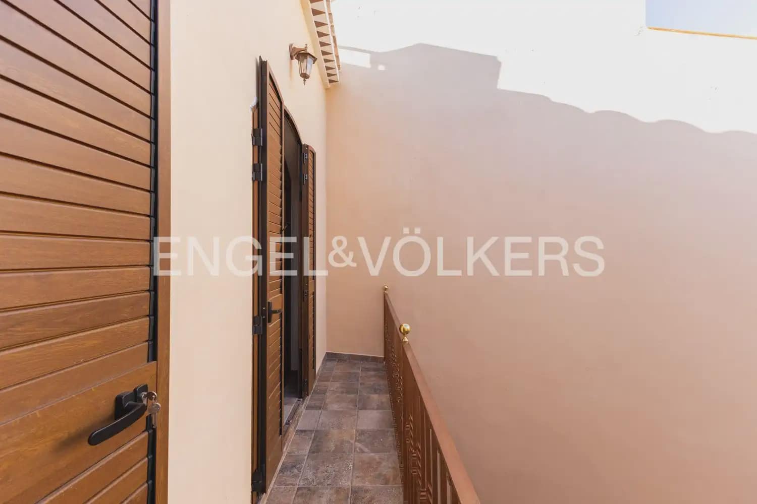 5 bedroom Townhouse for sale in Villar del Arzobispo with pool - € 270,000 (Ref: 9898137)