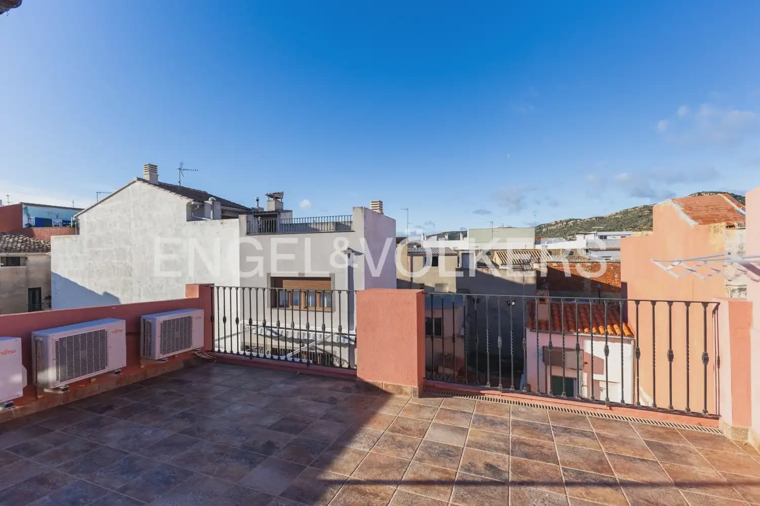 5 bedroom Townhouse for sale in Villar del Arzobispo with pool - € 270,000 (Ref: 9898137)