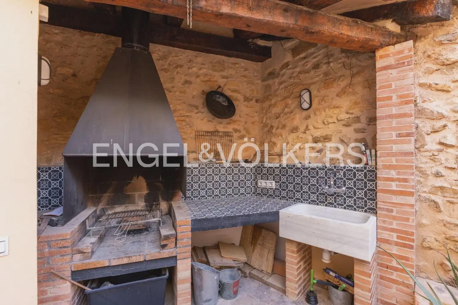 5 bedroom Townhouse for sale in Villar del Arzobispo with pool - € 270,000 (Ref: 9898137)