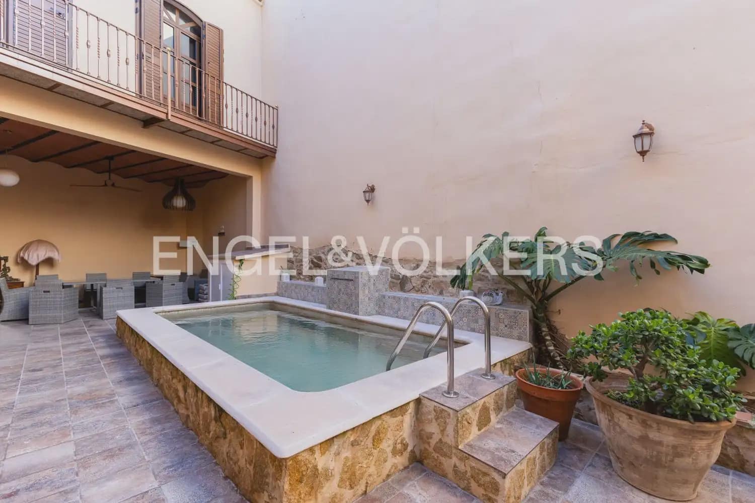 5 bedroom Townhouse for sale in Villar del Arzobispo with pool - € 270,000 (Ref: 9898137)
