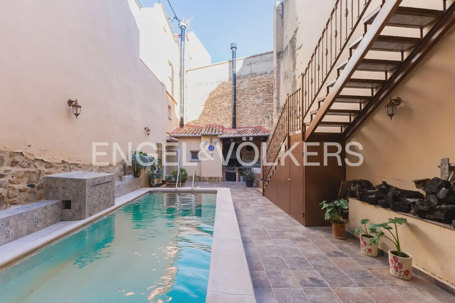 5 bedroom Townhouse for sale in Villar del Arzobispo with pool - € 270,000 (Ref: 9898137)