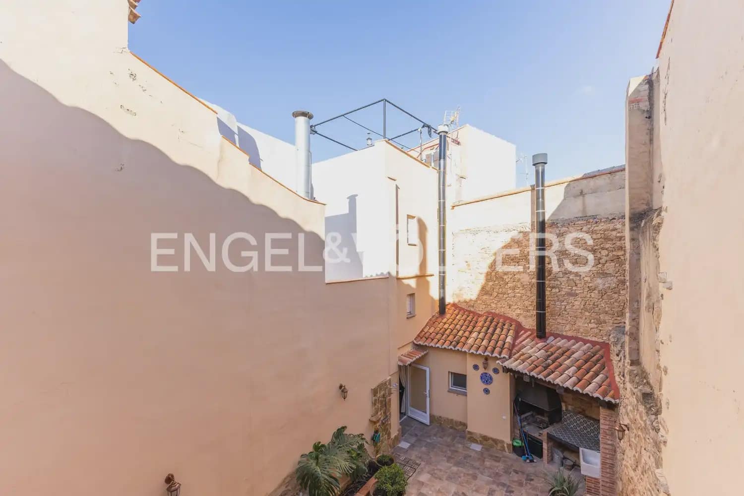 5 bedroom Townhouse for sale in Villar del Arzobispo with pool - € 270,000 (Ref: 9898137)