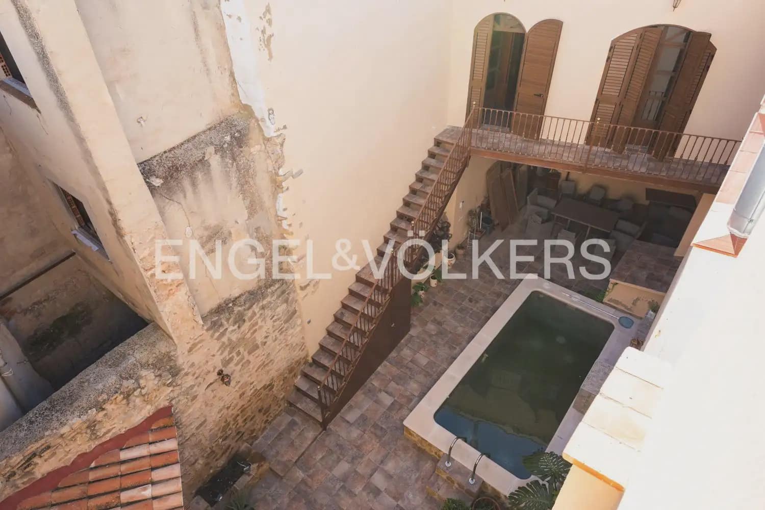 5 bedroom Townhouse for sale in Villar del Arzobispo with pool - € 270,000 (Ref: 9898137)
