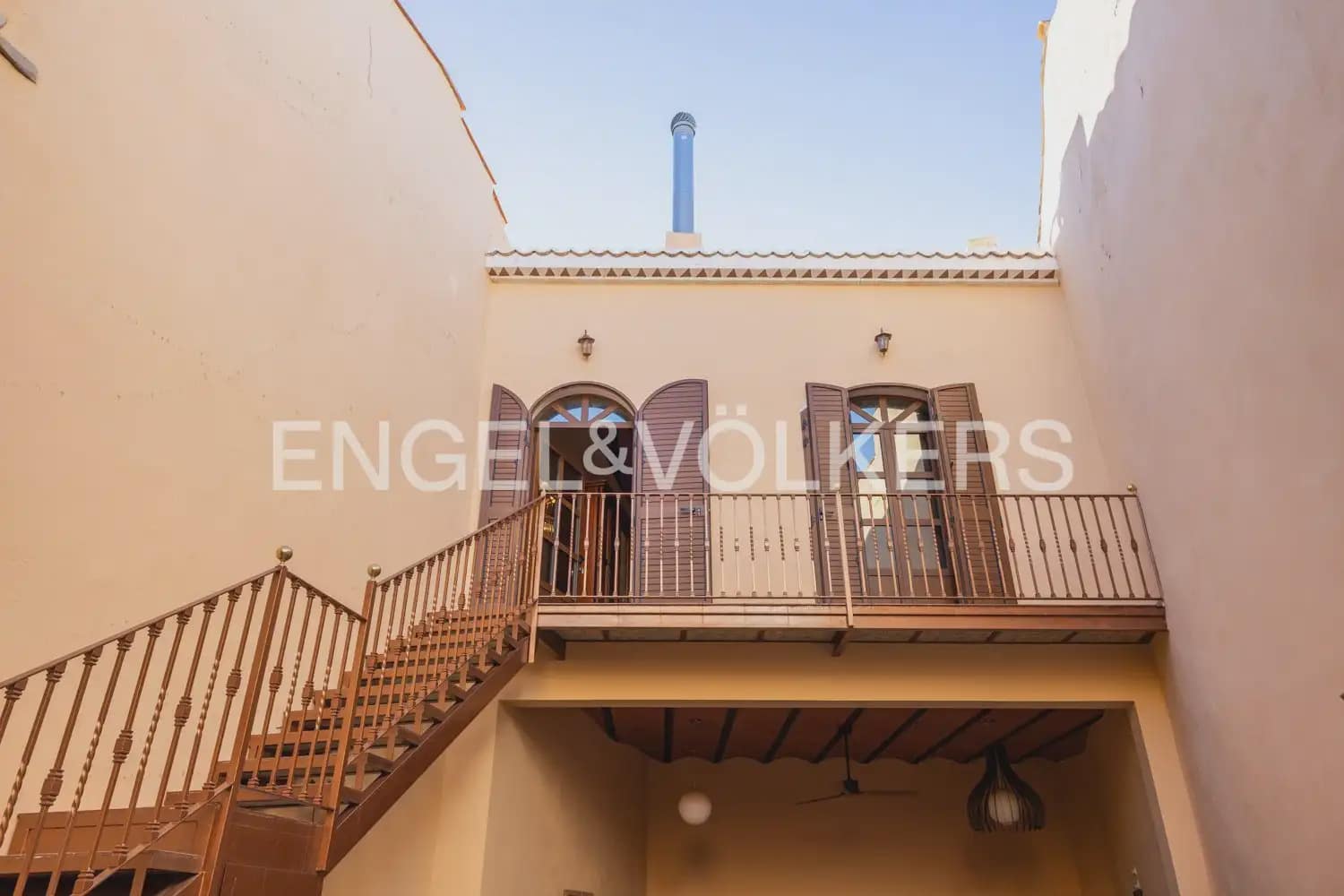 5 bedroom Townhouse for sale in Villar del Arzobispo with pool - € 270,000 (Ref: 9898137)