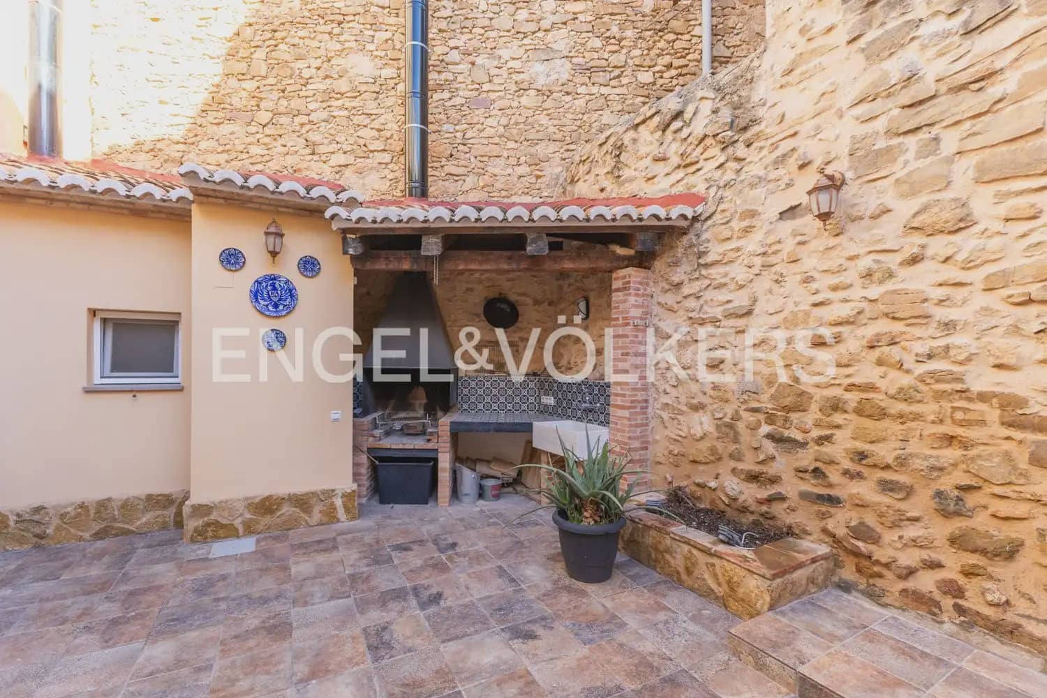 5 bedroom Townhouse for sale in Villar del Arzobispo with pool - € 270,000 (Ref: 9898137)
