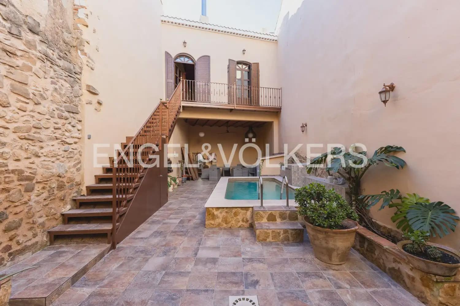 5 bedroom Townhouse for sale in Villar del Arzobispo with pool - € 270,000 (Ref: 9898137)