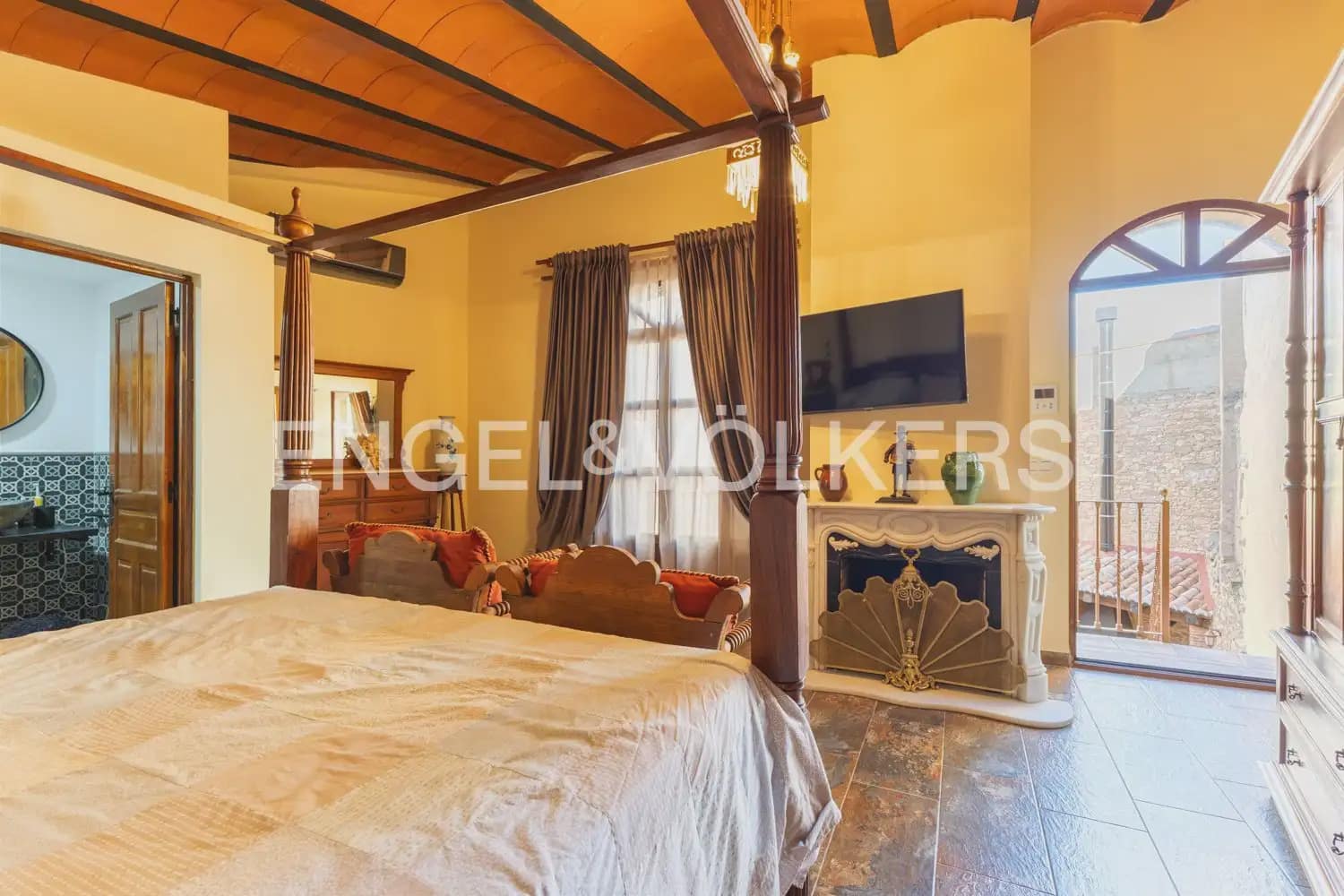 5 bedroom Townhouse for sale in Villar del Arzobispo with pool - € 270,000 (Ref: 9898137)