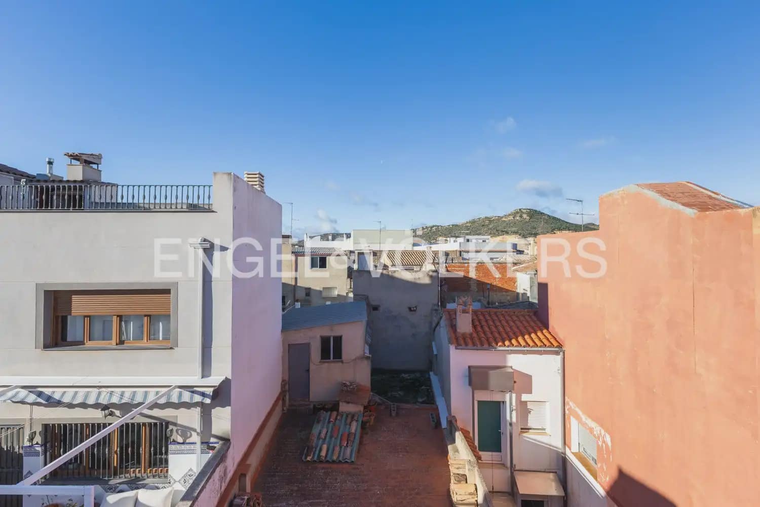 5 bedroom Townhouse for sale in Villar del Arzobispo with pool - € 270,000 (Ref: 9898137)