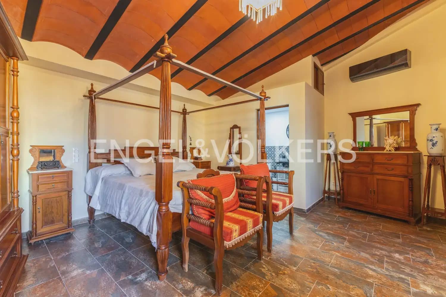 5 bedroom Townhouse for sale in Villar del Arzobispo with pool - € 270,000 (Ref: 9898137)