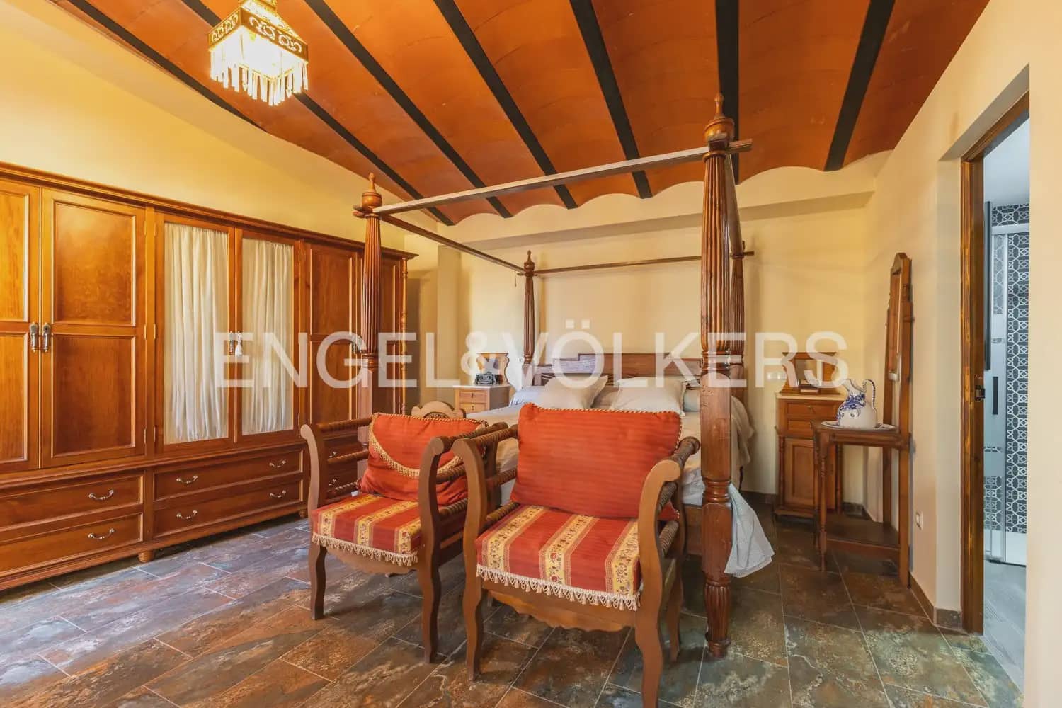 5 bedroom Townhouse for sale in Villar del Arzobispo with pool - € 270,000 (Ref: 9898137)