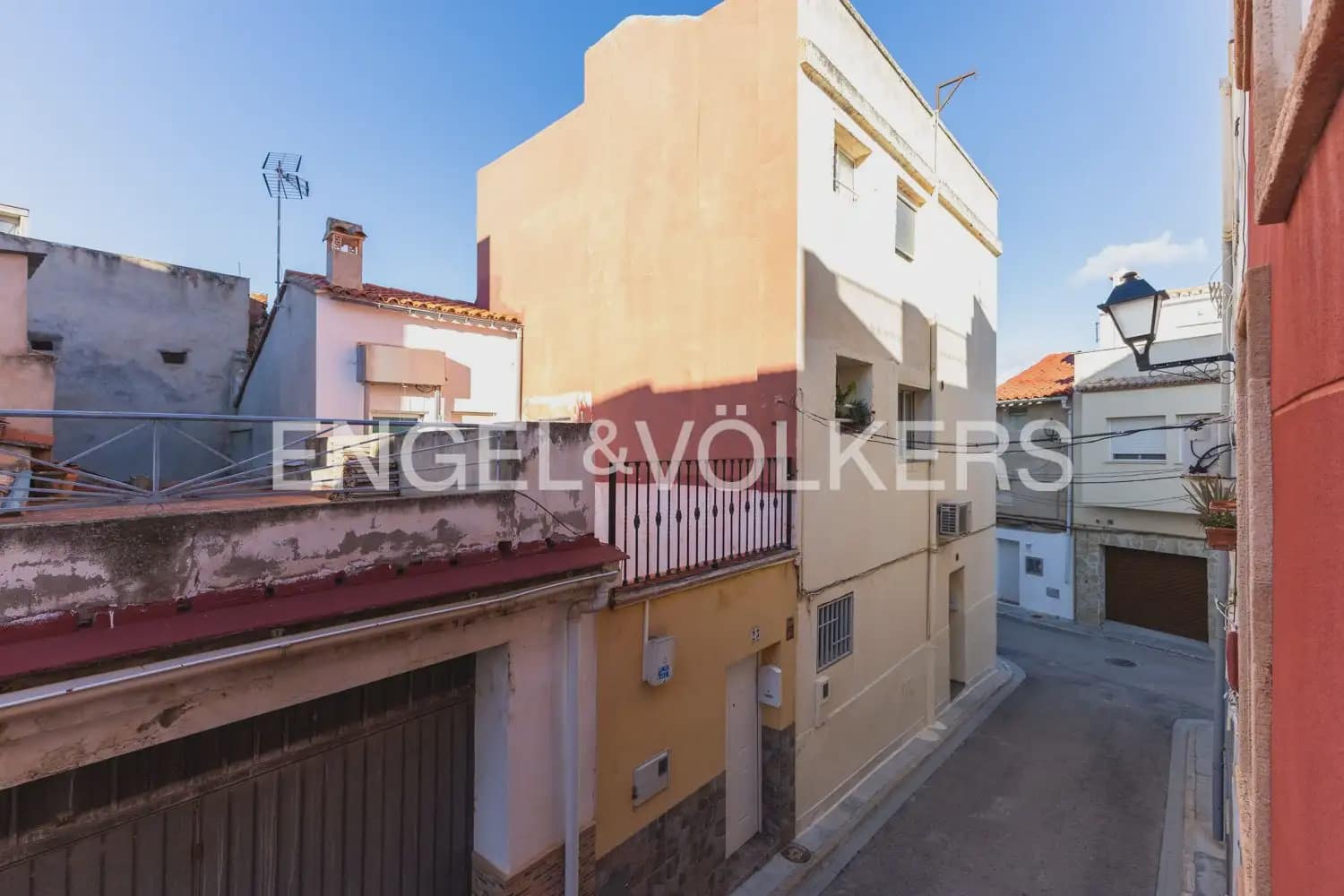 5 bedroom Townhouse for sale in Villar del Arzobispo with pool - € 270,000 (Ref: 9898137)