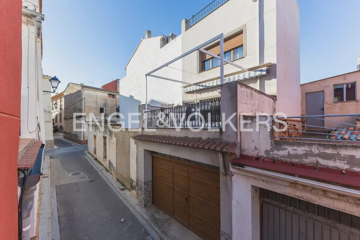 5 bedroom Townhouse for sale in Villar del Arzobispo with pool - € 270,000 (Ref: 9898137)