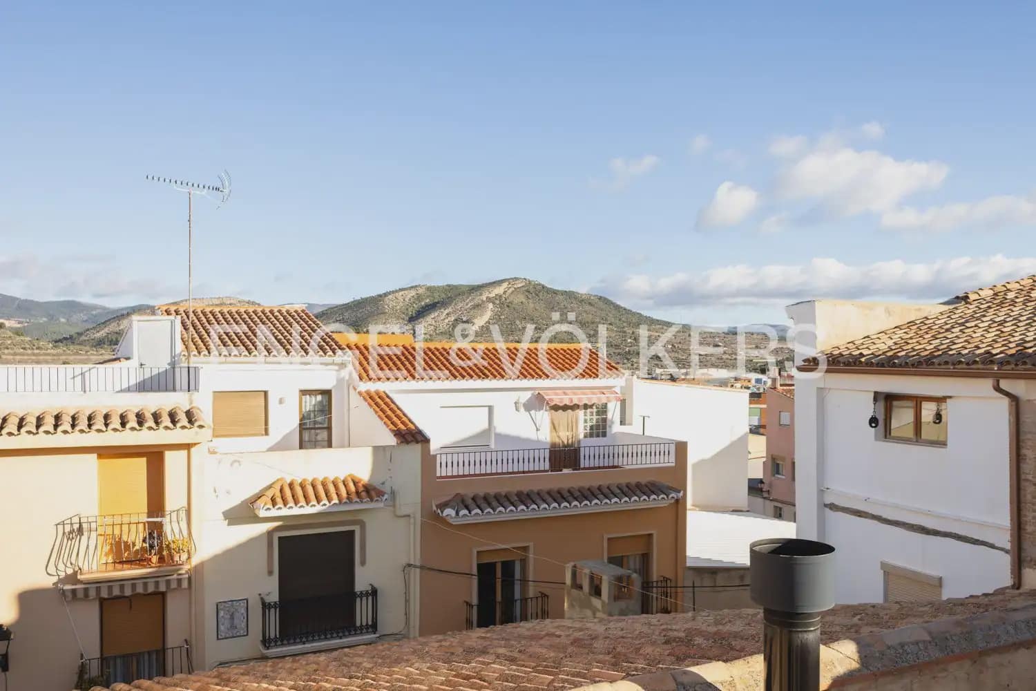 5 bedroom Townhouse for sale in Villar del Arzobispo with pool - € 270,000 (Ref: 9898137)