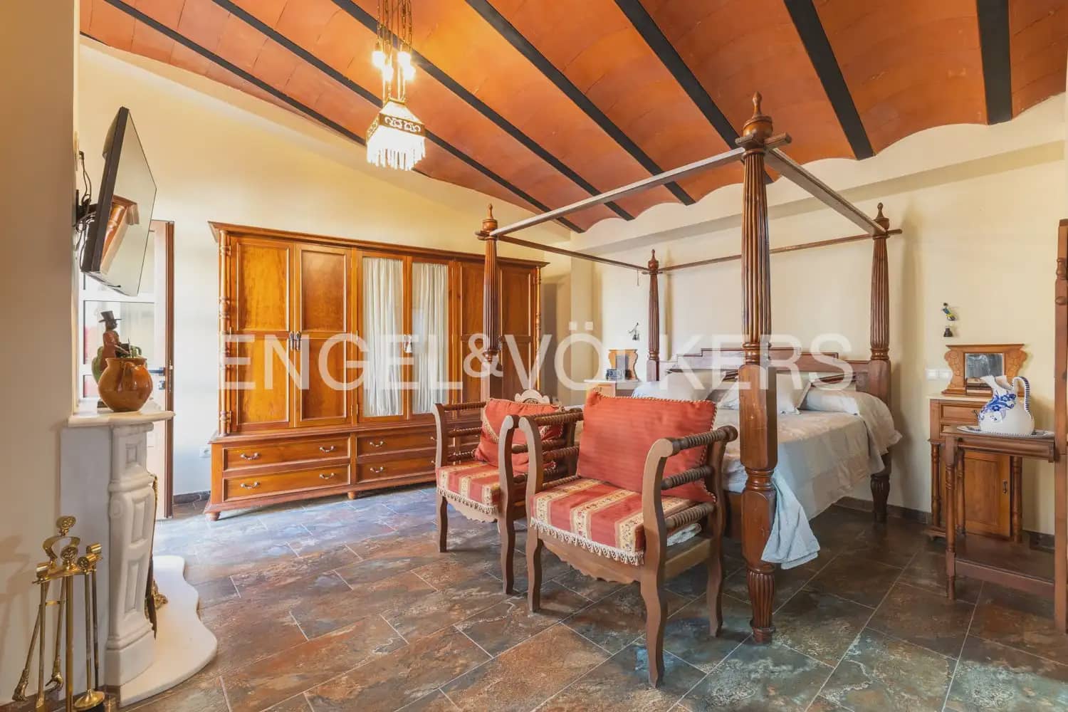 5 bedroom Townhouse for sale in Villar del Arzobispo with pool - € 270,000 (Ref: 9898137)