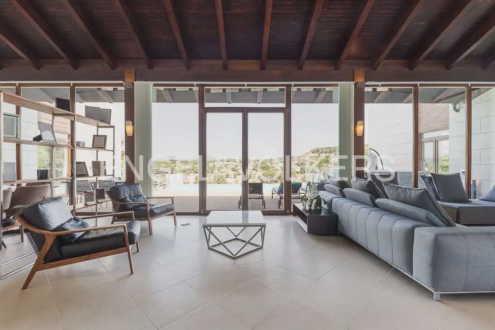 6 bedroom Villa for sale in Chiva with pool garage - € 1,850,000 (Ref: 9898139)