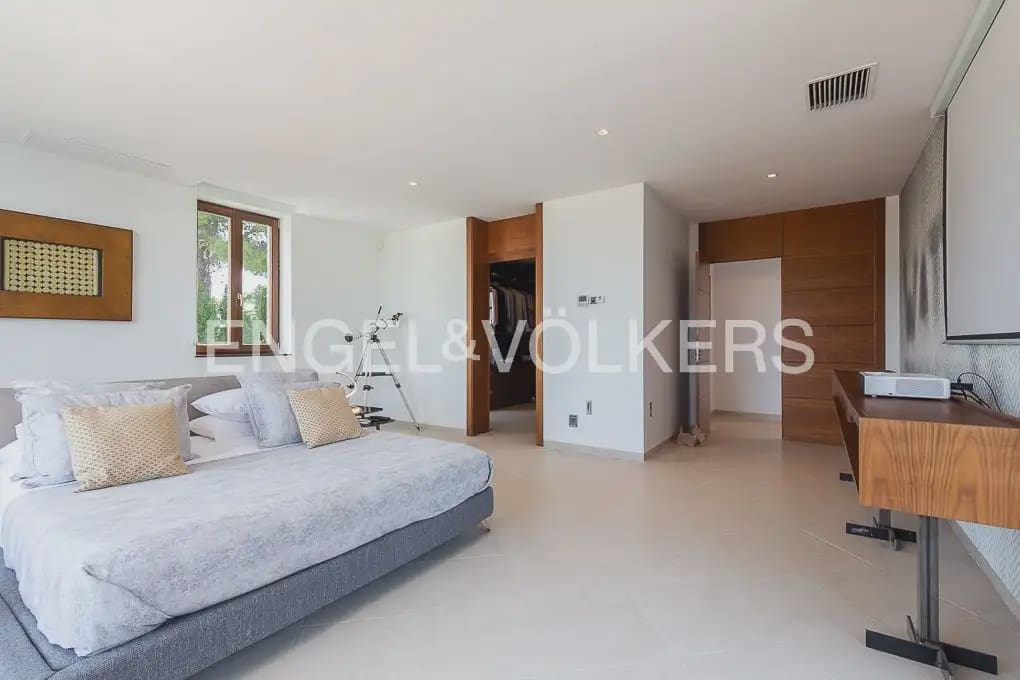 6 bedroom Villa for sale in Chiva with pool garage - € 1,850,000 (Ref: 9898139)