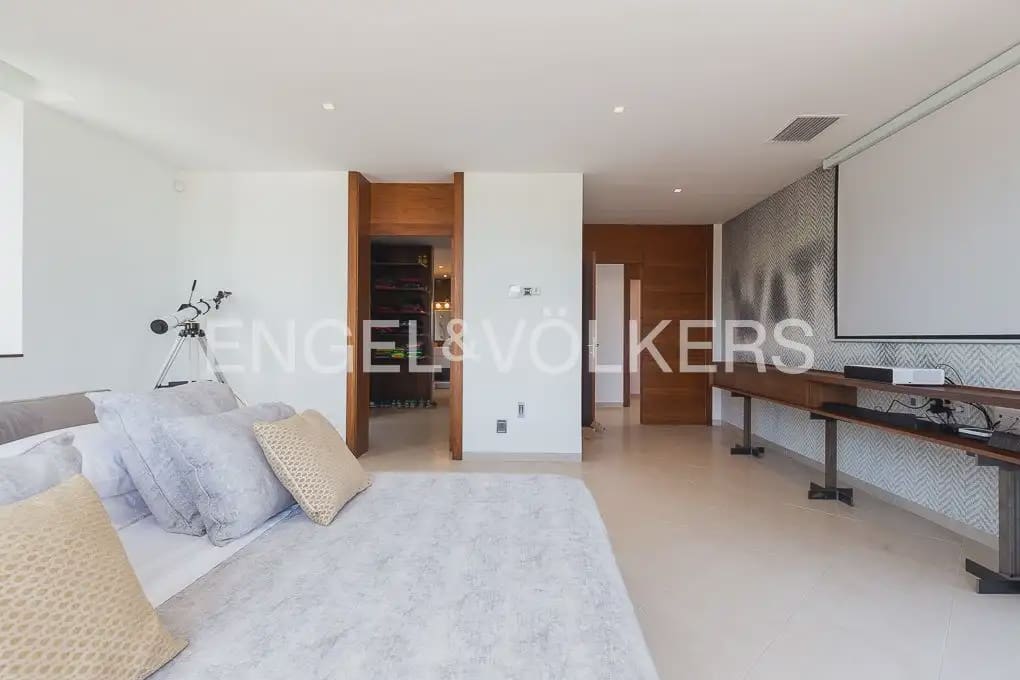 6 bedroom Villa for sale in Chiva with pool garage - € 1,850,000 (Ref: 9898139)