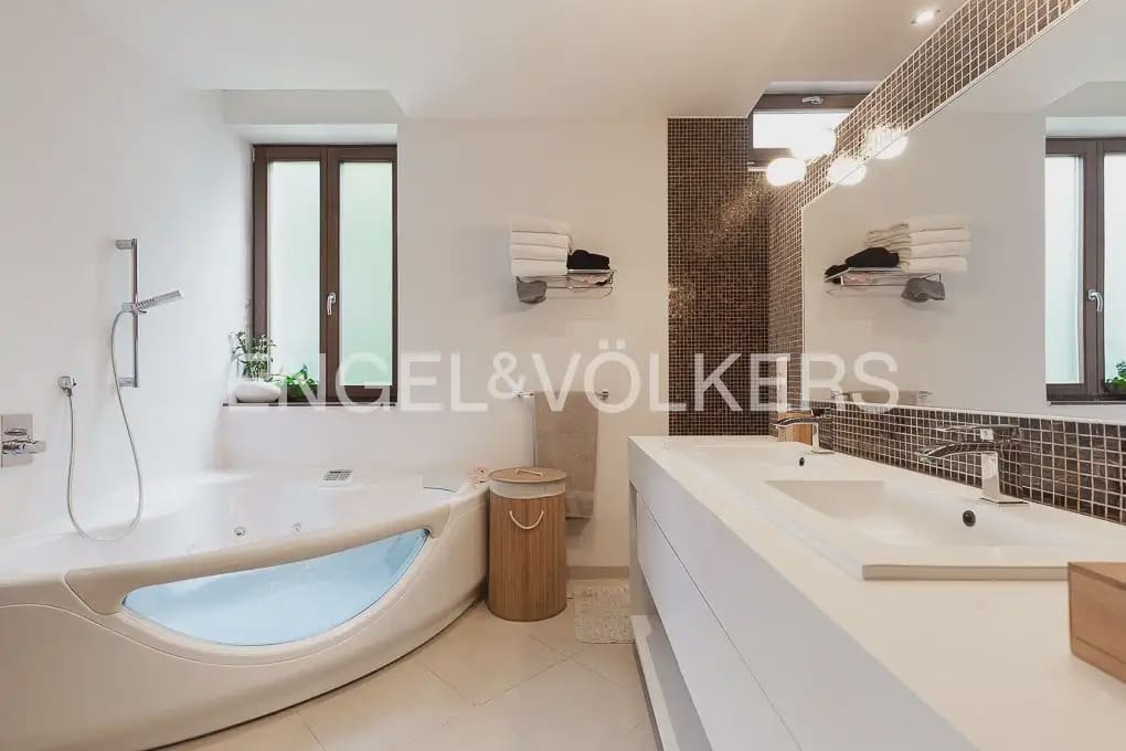 6 bedroom Villa for sale in Chiva with pool garage - € 1,850,000 (Ref: 9898139)
