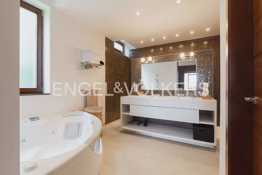 6 bedroom Villa for sale in Chiva with pool garage - € 1,850,000 (Ref: 9898139)
