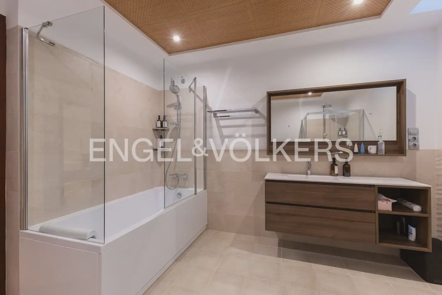 6 bedroom Villa for sale in Chiva with pool garage - € 1,850,000 (Ref: 9898139)