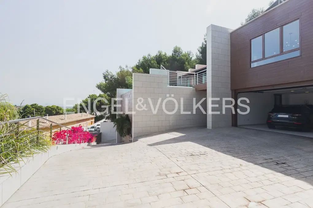 6 bedroom Villa for sale in Chiva with pool garage - € 1,850,000 (Ref: 9898139)