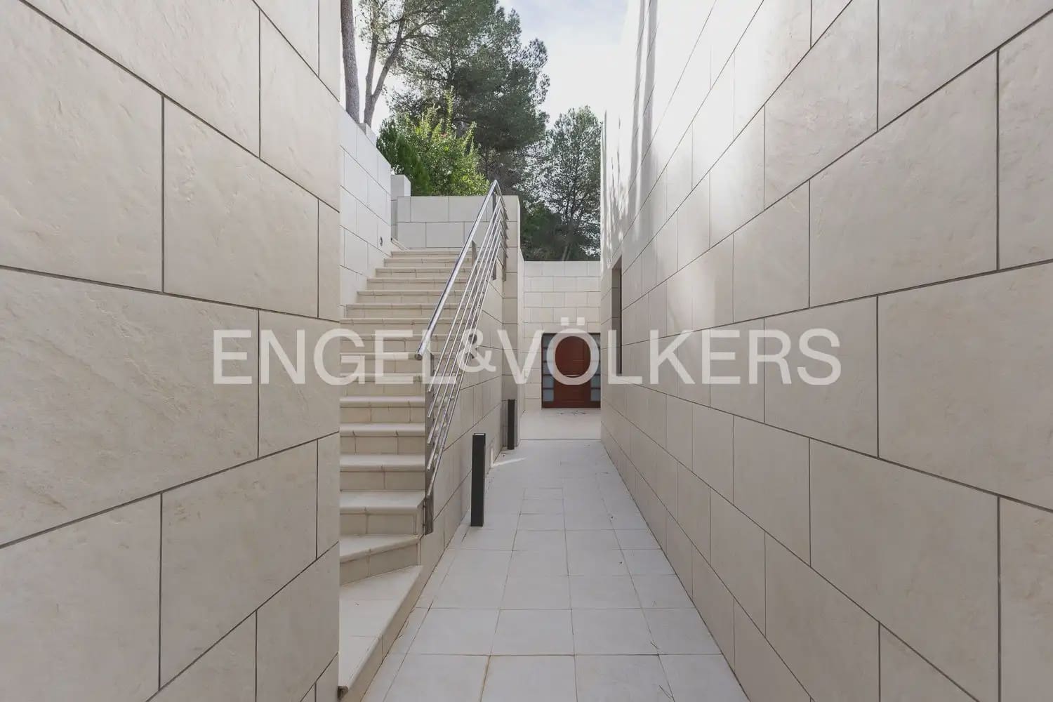 6 bedroom Villa for sale in Chiva with pool garage - € 1,850,000 (Ref: 9898139)