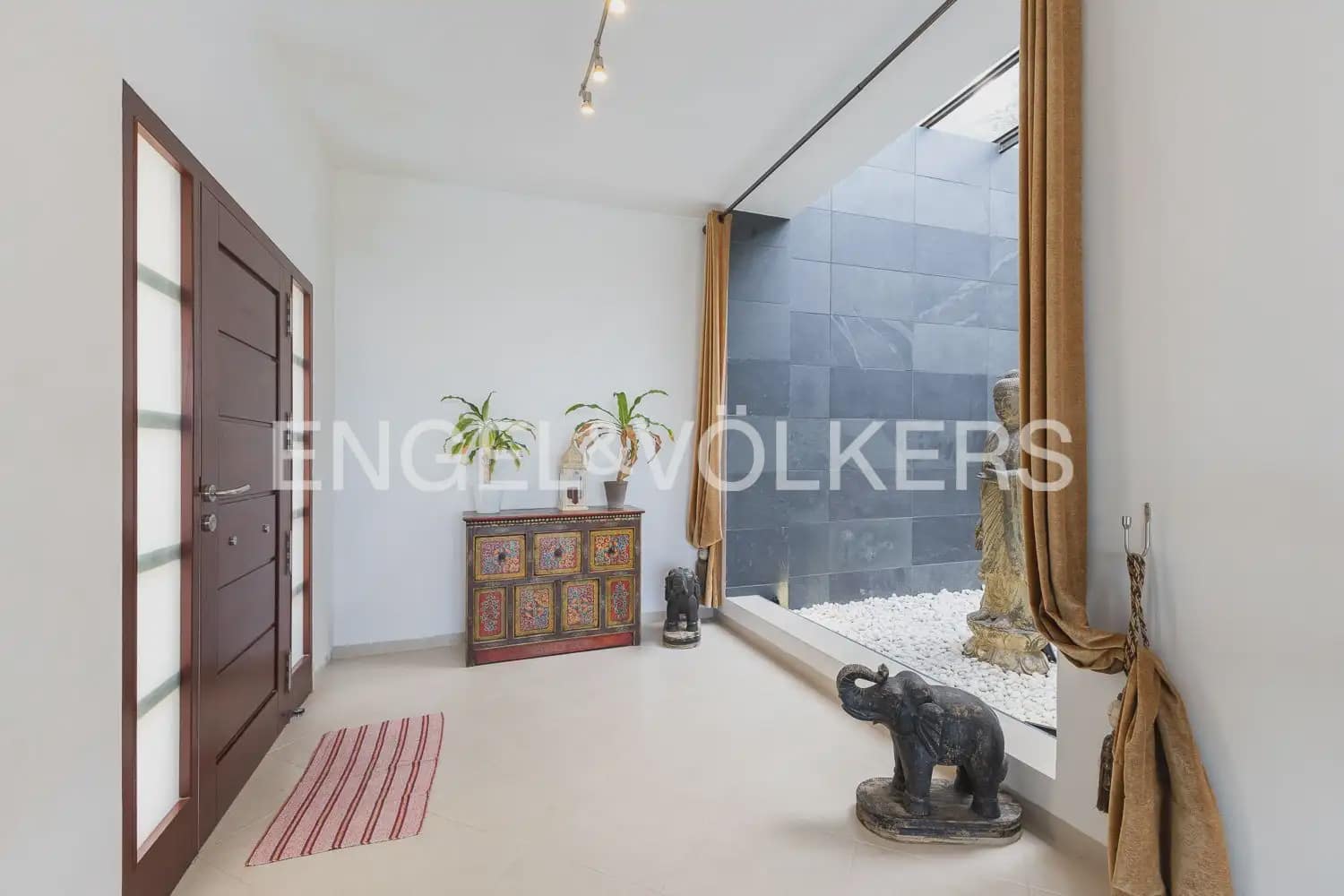 6 bedroom Villa for sale in Chiva with pool garage - € 1,850,000 (Ref: 9898139)