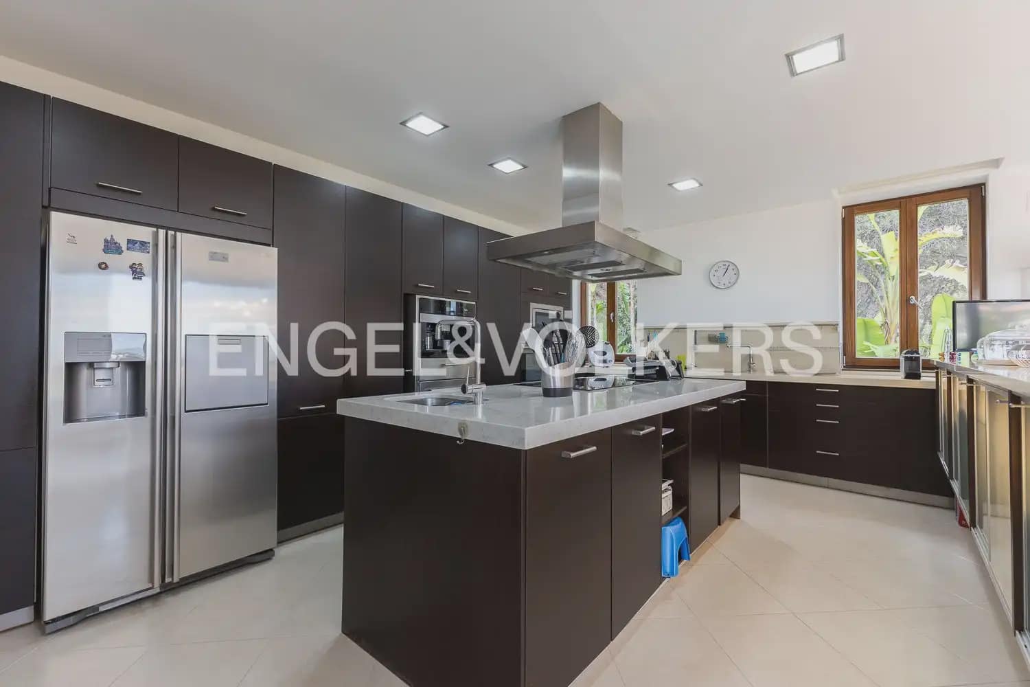 6 bedroom Villa for sale in Chiva with pool garage - € 1,850,000 (Ref: 9898139)