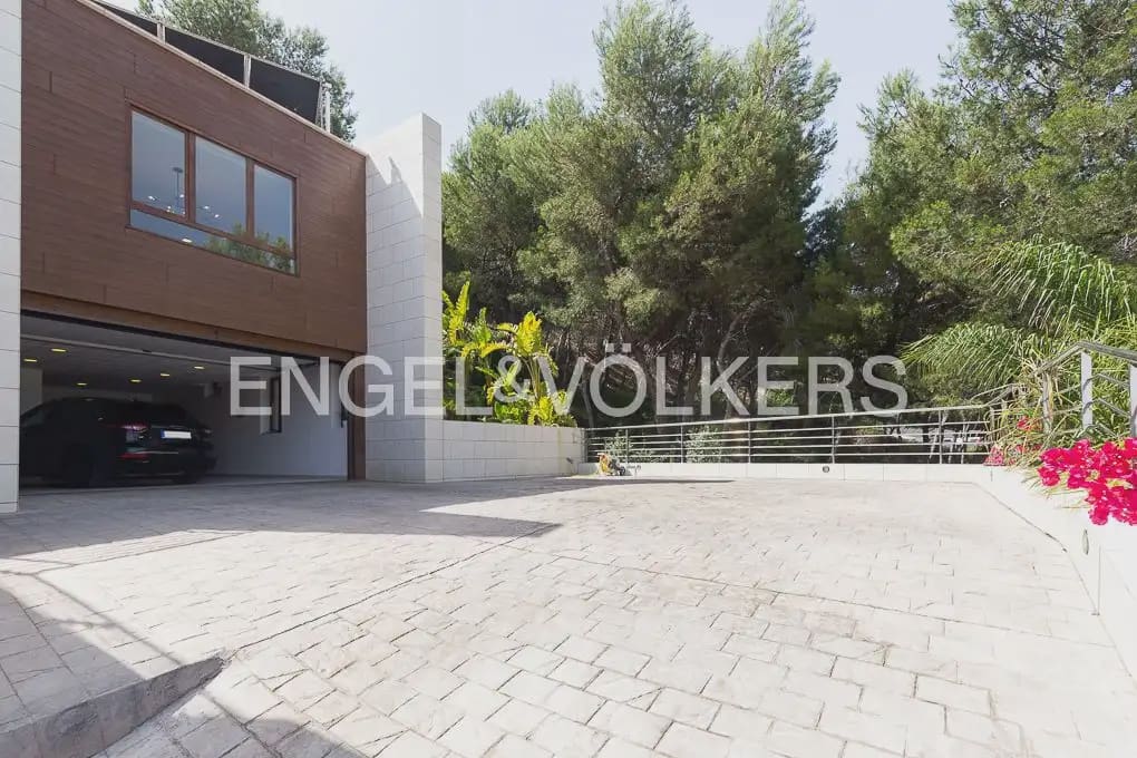6 bedroom Villa for sale in Chiva with pool garage - € 1,850,000 (Ref: 9898139)