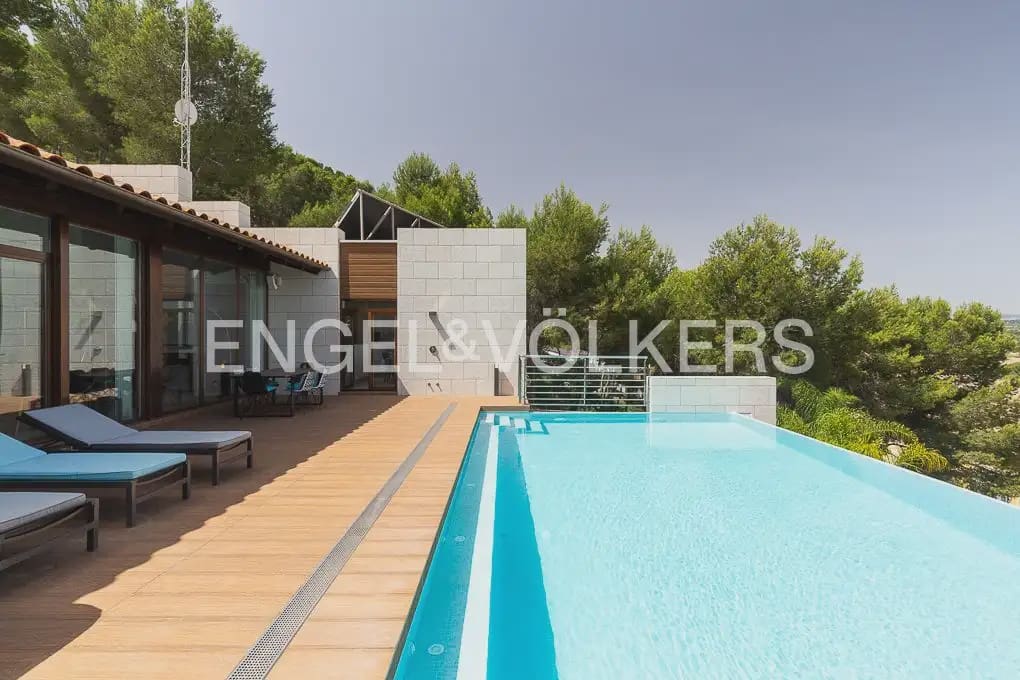 6 bedroom Villa for sale in Chiva with pool garage - € 1,850,000 (Ref: 9898139)