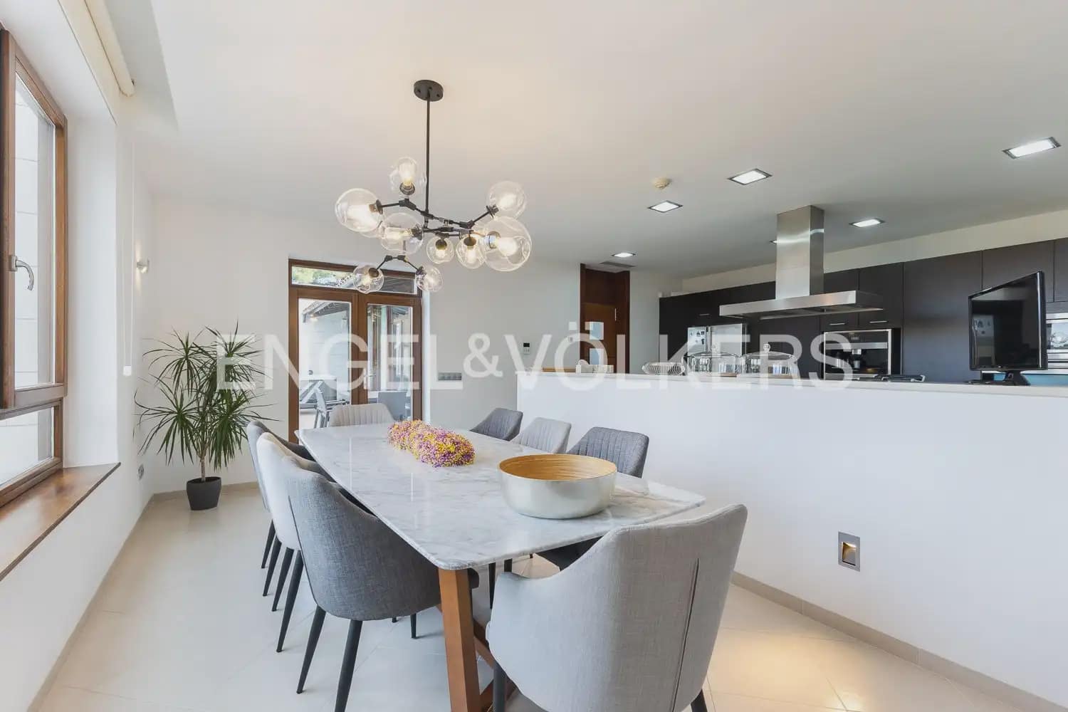 6 bedroom Villa for sale in Chiva with pool garage - € 1,850,000 (Ref: 9898139)