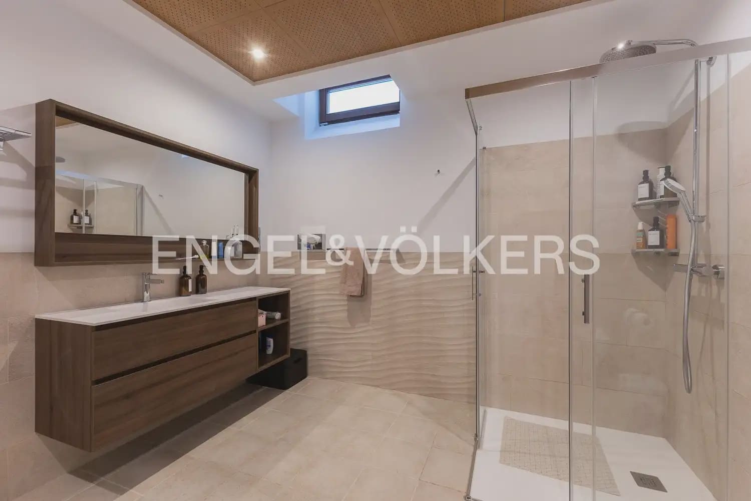 6 bedroom Villa for sale in Chiva with pool garage - € 1,850,000 (Ref: 9898139)