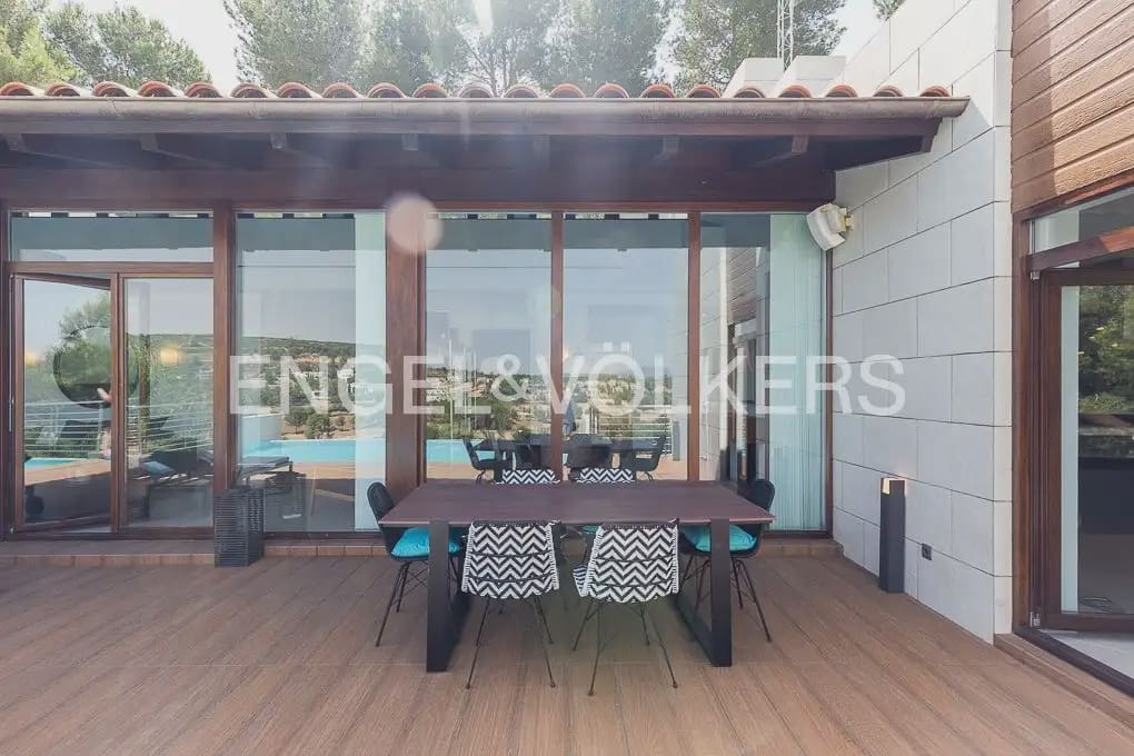 6 bedroom Villa for sale in Chiva with pool garage - € 1,850,000 (Ref: 9898139)