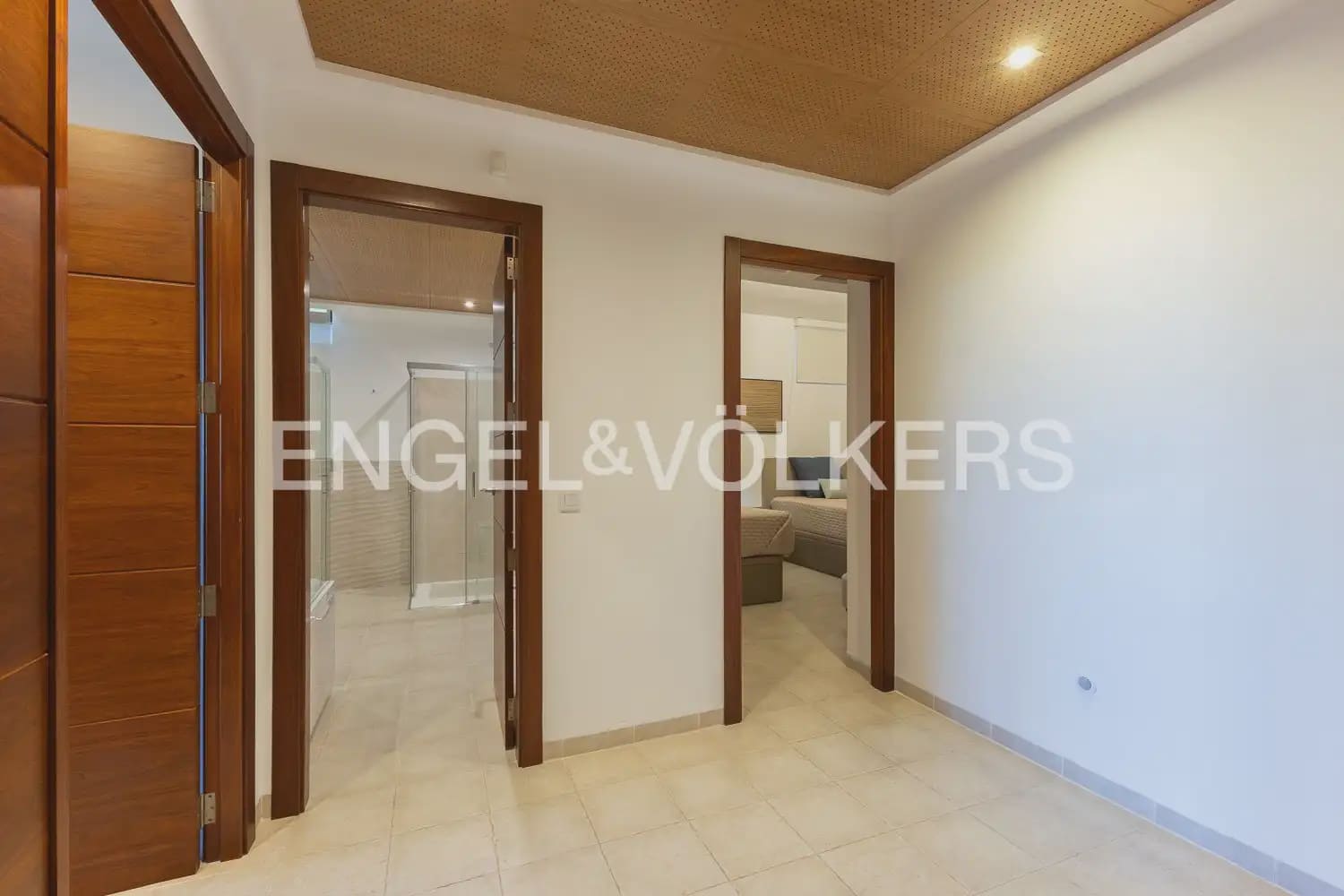 6 bedroom Villa for sale in Chiva with pool garage - € 1,850,000 (Ref: 9898139)