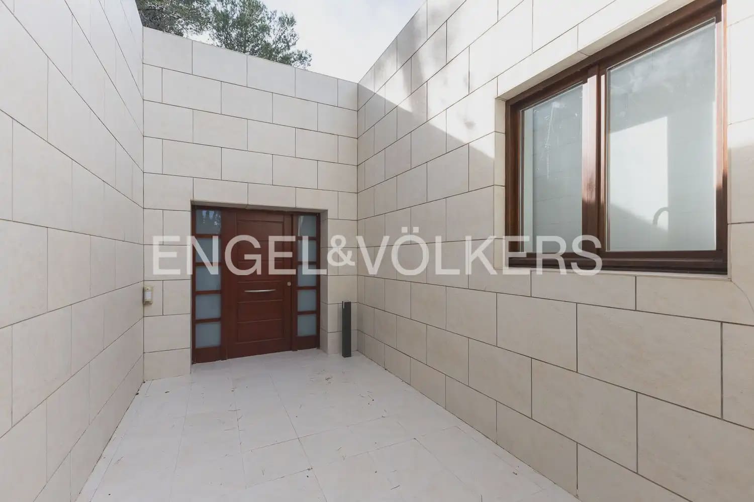 6 bedroom Villa for sale in Chiva with pool garage - € 1,850,000 (Ref: 9898139)