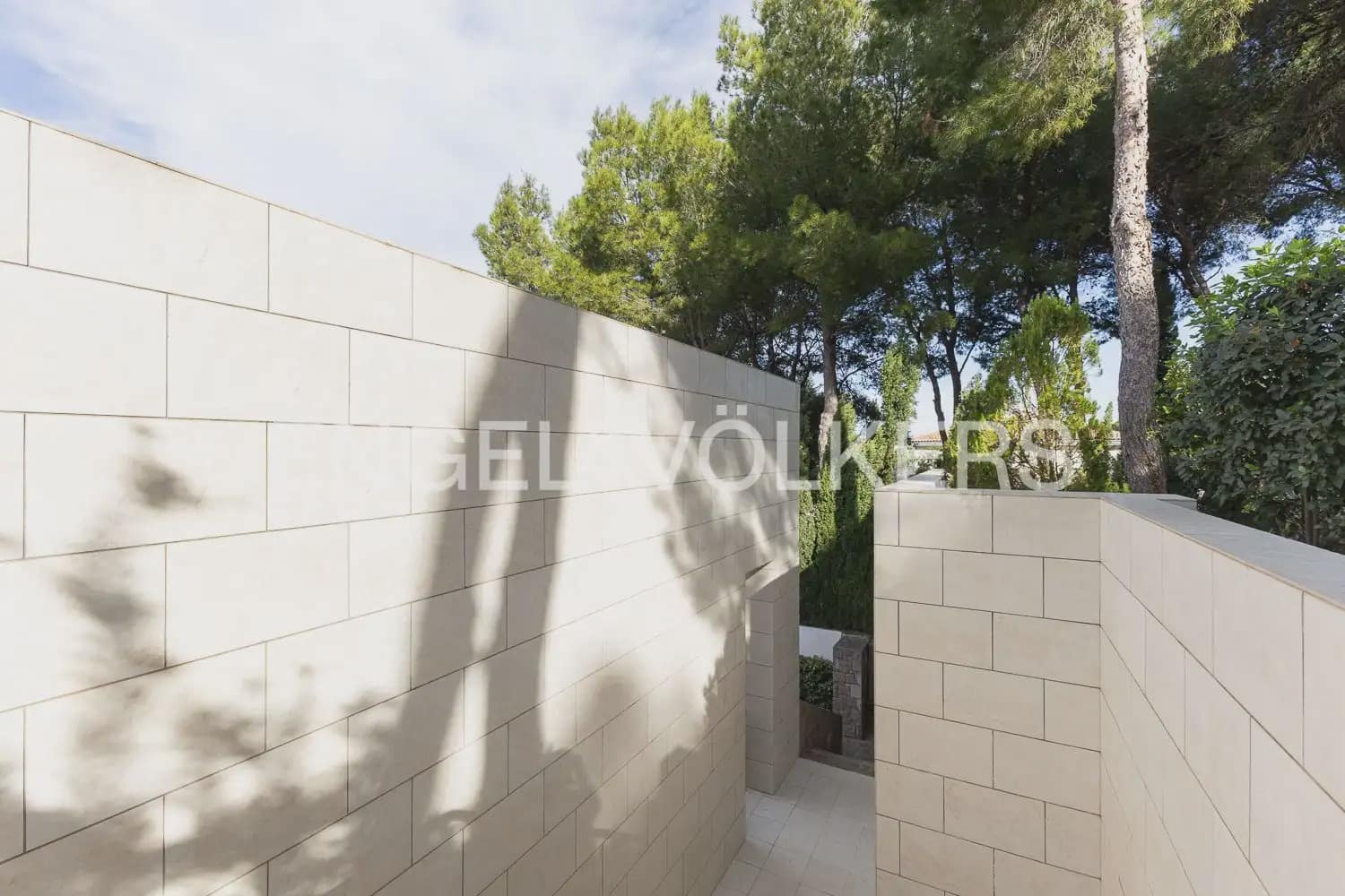 6 bedroom Villa for sale in Chiva with pool garage - € 1,850,000 (Ref: 9898139)