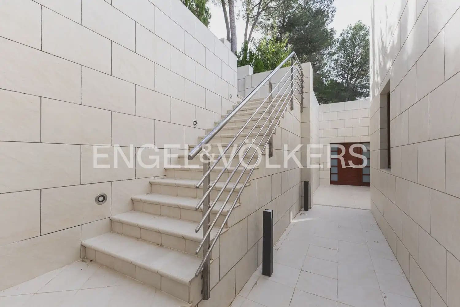 6 bedroom Villa for sale in Chiva with pool garage - € 1,850,000 (Ref: 9898139)