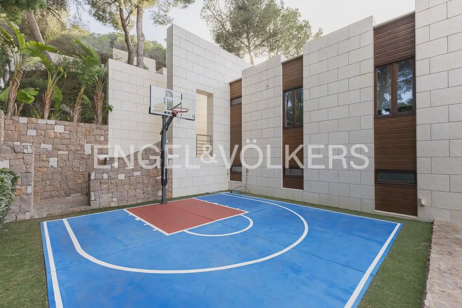 6 bedroom Villa for sale in Chiva with pool garage - € 1,850,000 (Ref: 9898139)