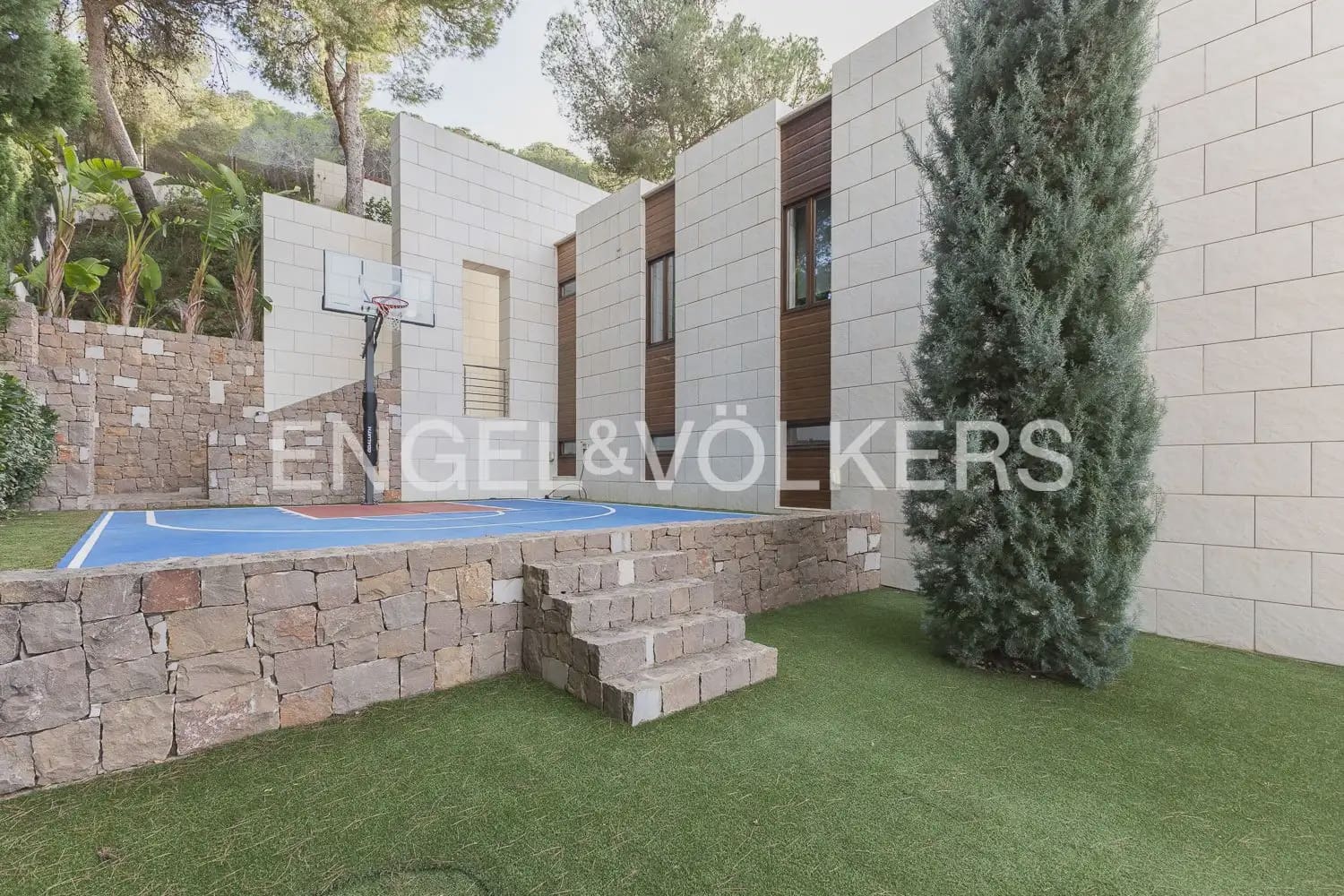 6 bedroom Villa for sale in Chiva with pool garage - € 1,850,000 (Ref: 9898139)