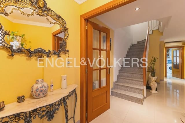 5 bedroom Townhouse for sale in La Pobla de Farnals with garage - € 379,000 (Ref: 9898140)