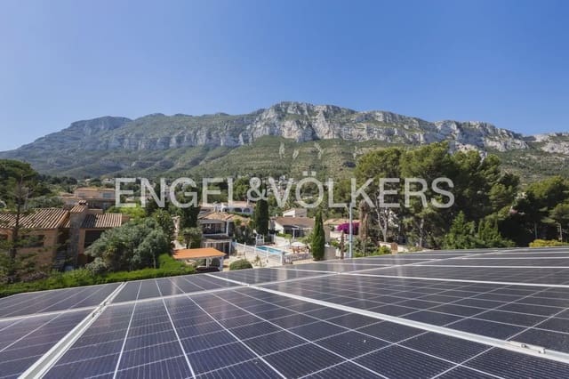 Chalet de 4 habitaciones en El Montgó, Dénia en venta con piscina garaje - 1.199.000 € (Ref: 9898142)