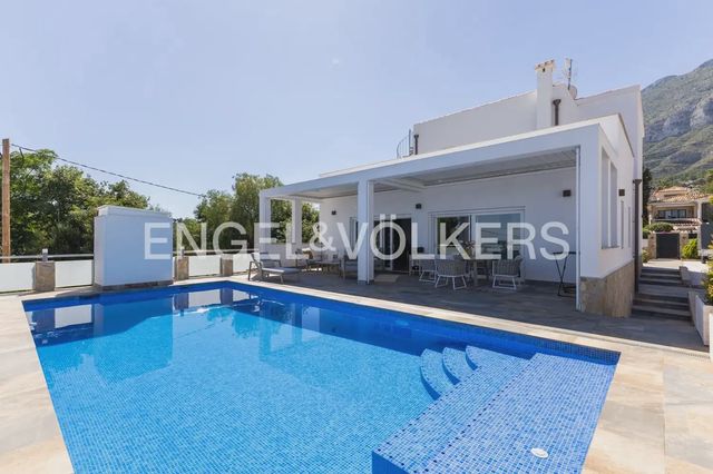 4 soverom Villa til salgs i El Montgó, Dénia med svømmebasseng garasje - € 1 199 000 (Ref: 9898142)