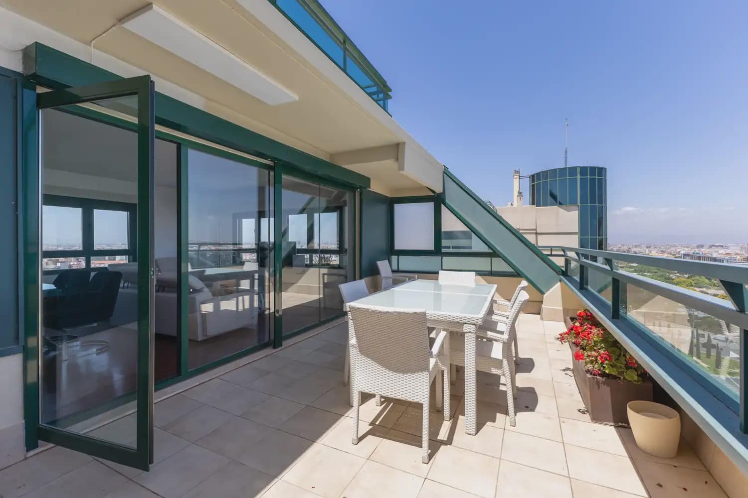 2 slaapkamer Penthouse te huur in Valencia stad met zwembad garage - € 3.800 (Ref: 9898146)