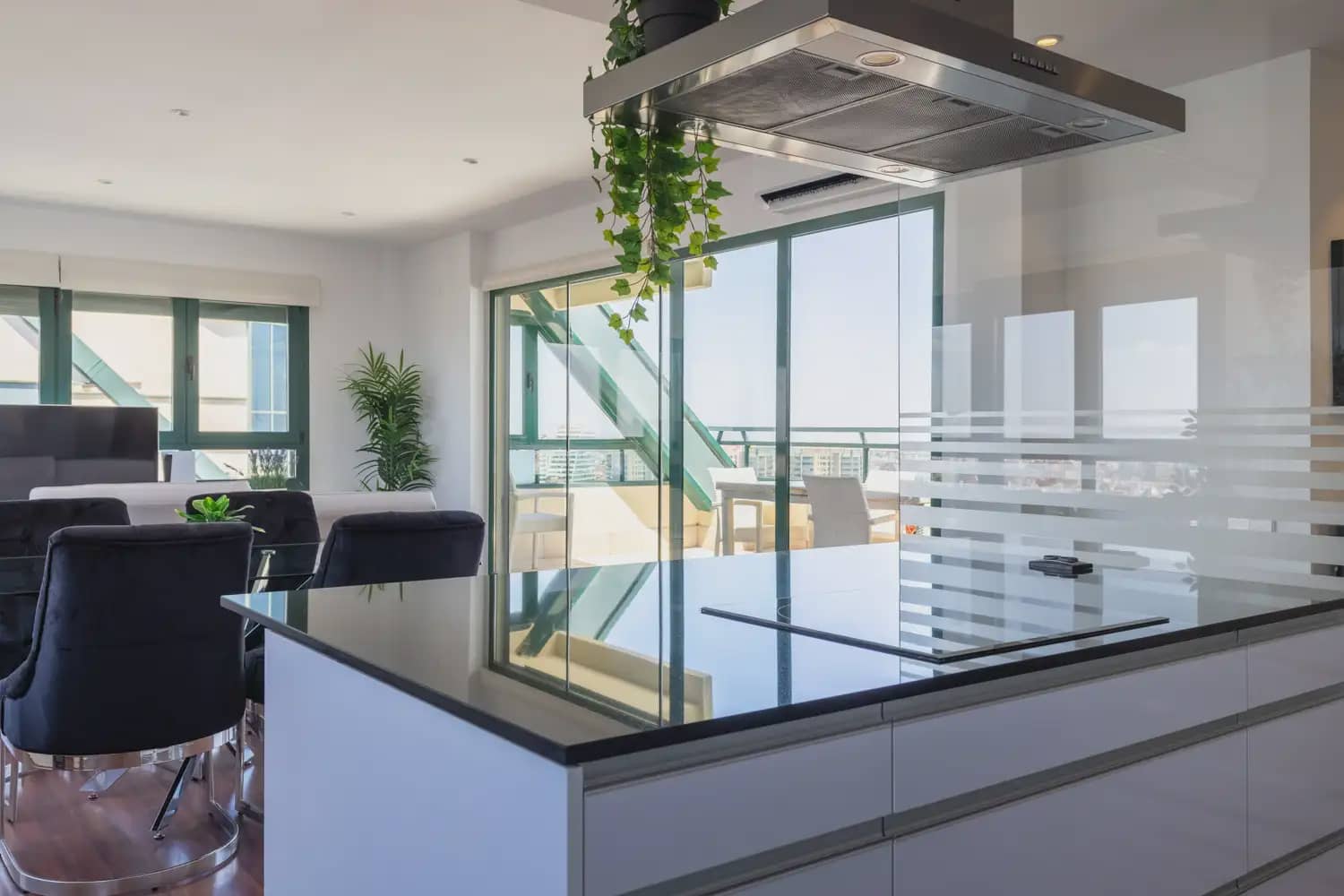 2 slaapkamer Penthouse te huur in Valencia stad met zwembad garage - € 3.800 (Ref: 9898146)
