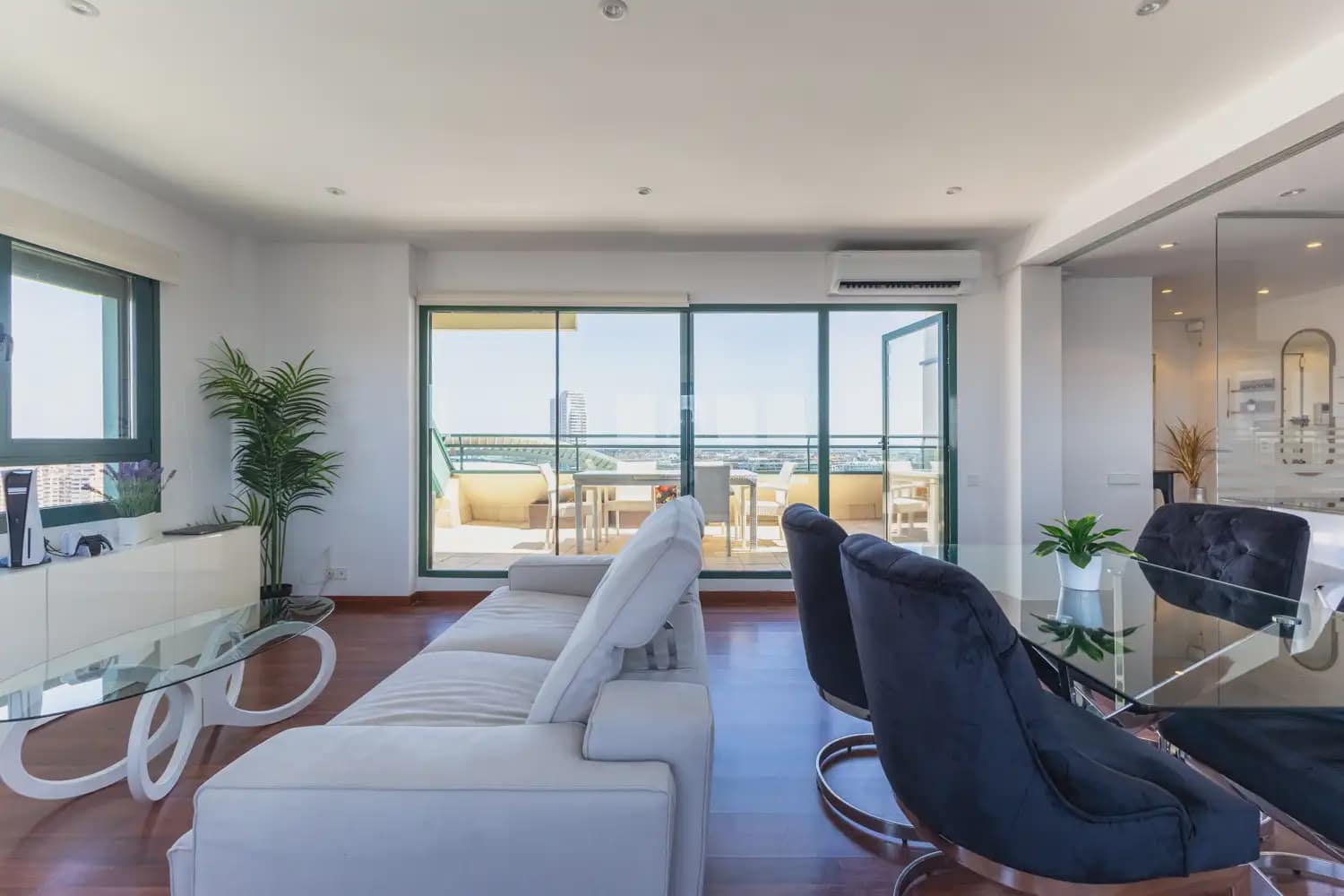 2 slaapkamer Penthouse te huur in Valencia stad met zwembad garage - € 3.800 (Ref: 9898146)