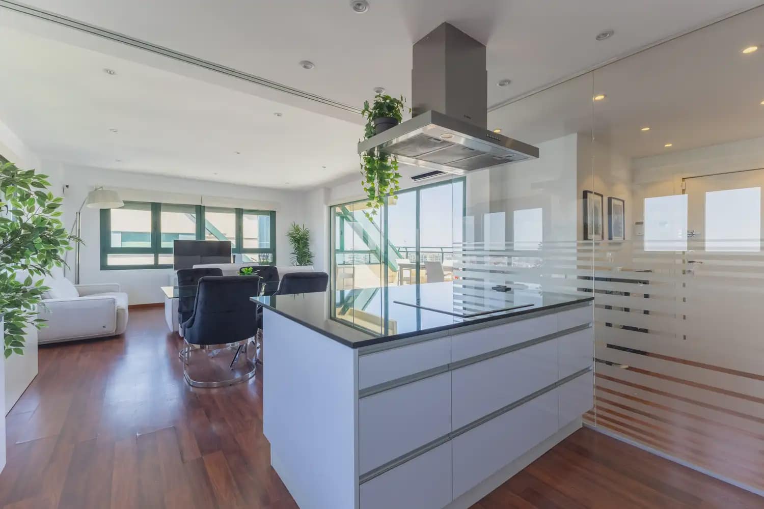 2 slaapkamer Penthouse te huur in Valencia stad met zwembad garage - € 3.800 (Ref: 9898146)
